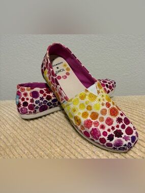 Toms Multi-color Slip-on. Sz W7